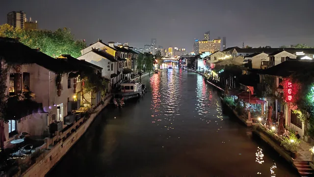 主题实拍 · 无锡南长街古运河夜景,灯光沿水岸展开